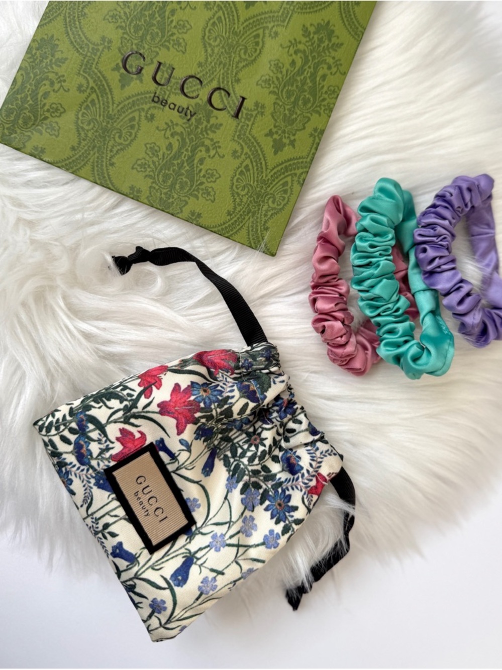 Gucci Beauty Satin Scrunchies set of 3 in floral dust mini bag New - Picture 5 of 6